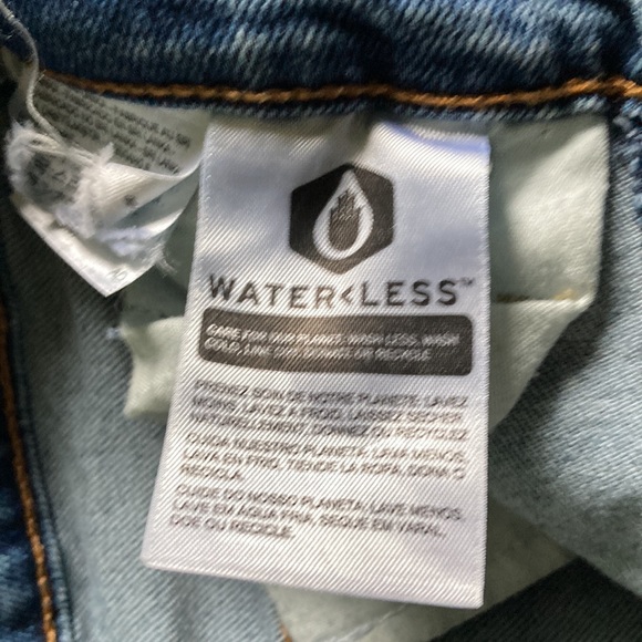 Levi’s light wash high waisted jeans - Picture 9 of 9